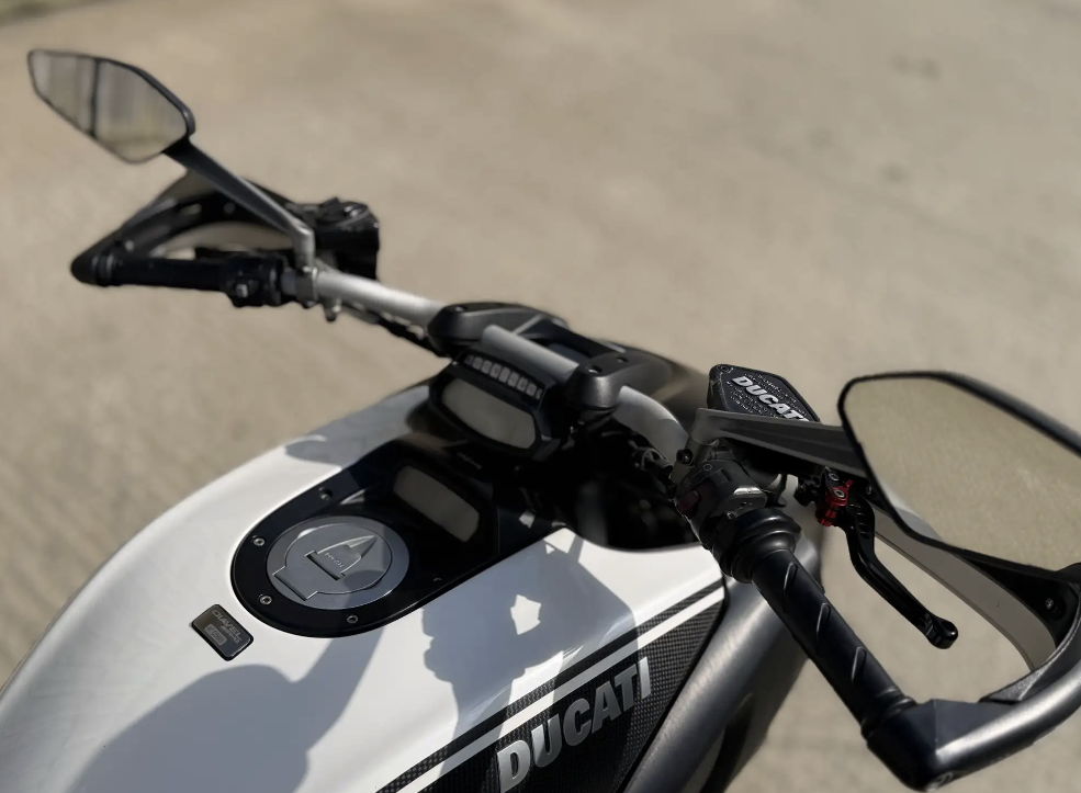 Ducati Diavel Carbon AMG dash/handlebars